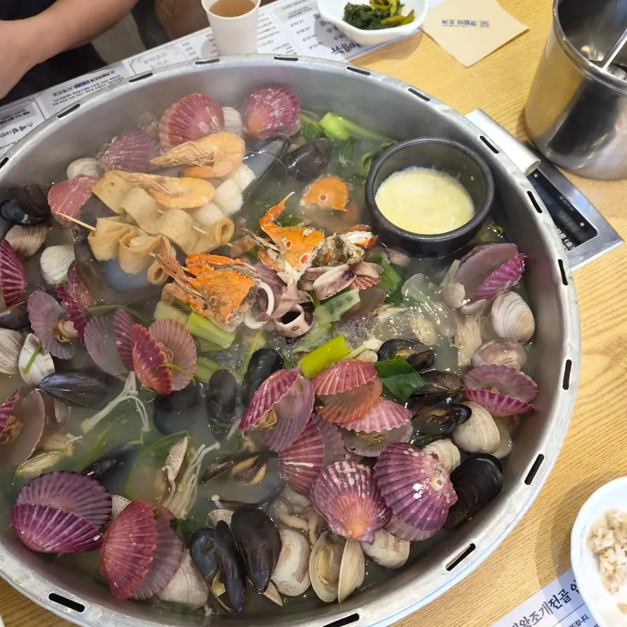 가리비 홍합 꽃게가 쌓인 대왕조개전골