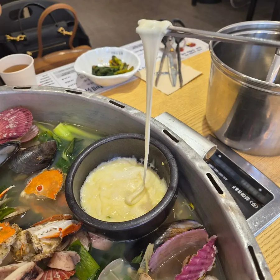 조개전골과 함께 나온 모짜렐라 치즈
