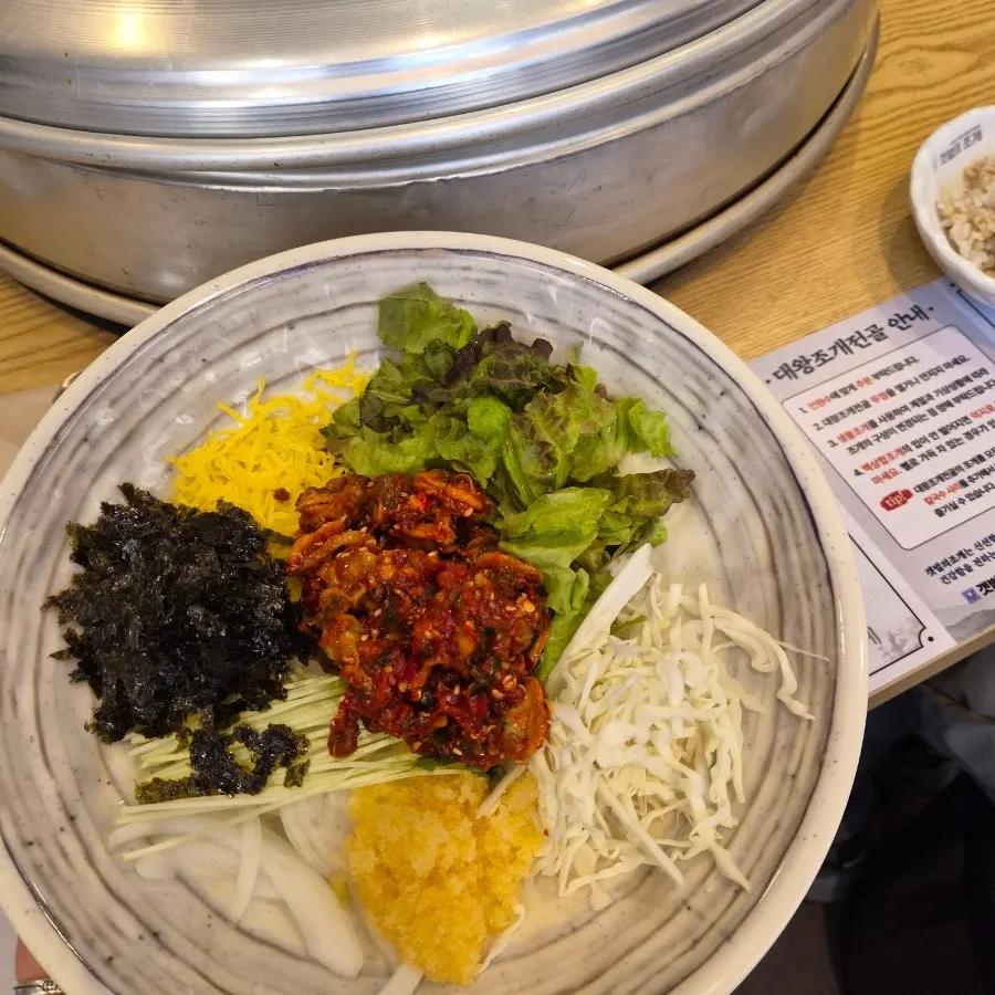 치즈를 얹은 가리비 한 조각