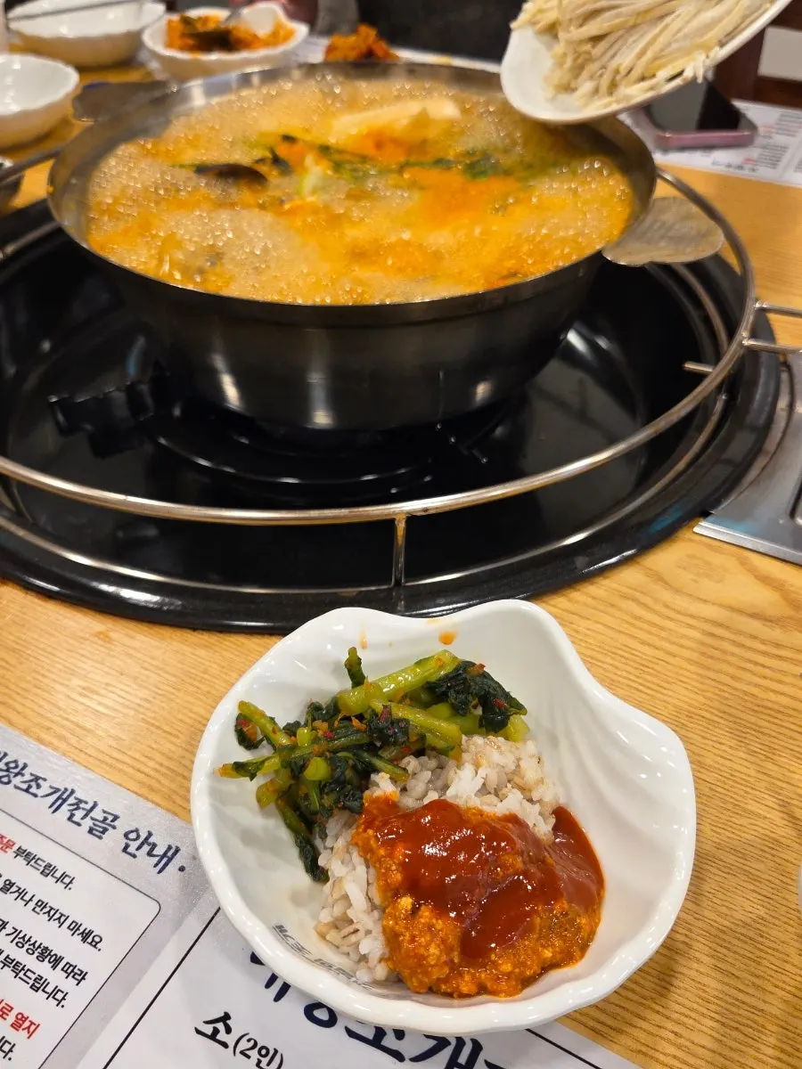 Broth and noodles of the spicy shelled clam kalguksu