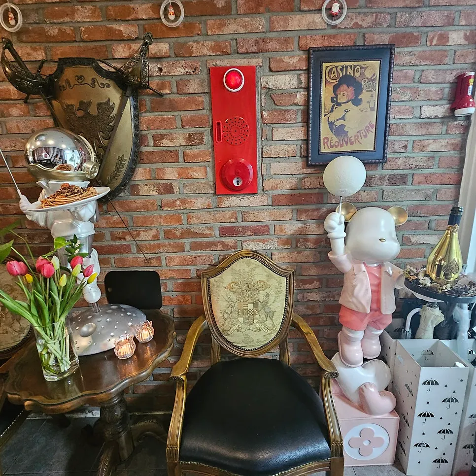 Cuisine R storefront on the 2nd floor of Baeksang Building