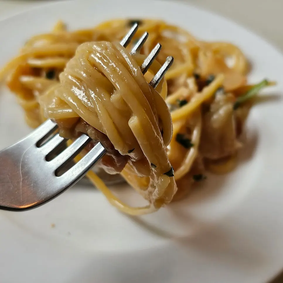 Aglio olio noodles twirled around a fork