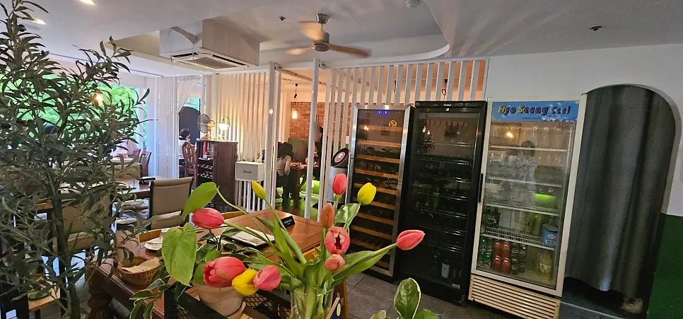 Overall view of the dining hall at Cuisine R