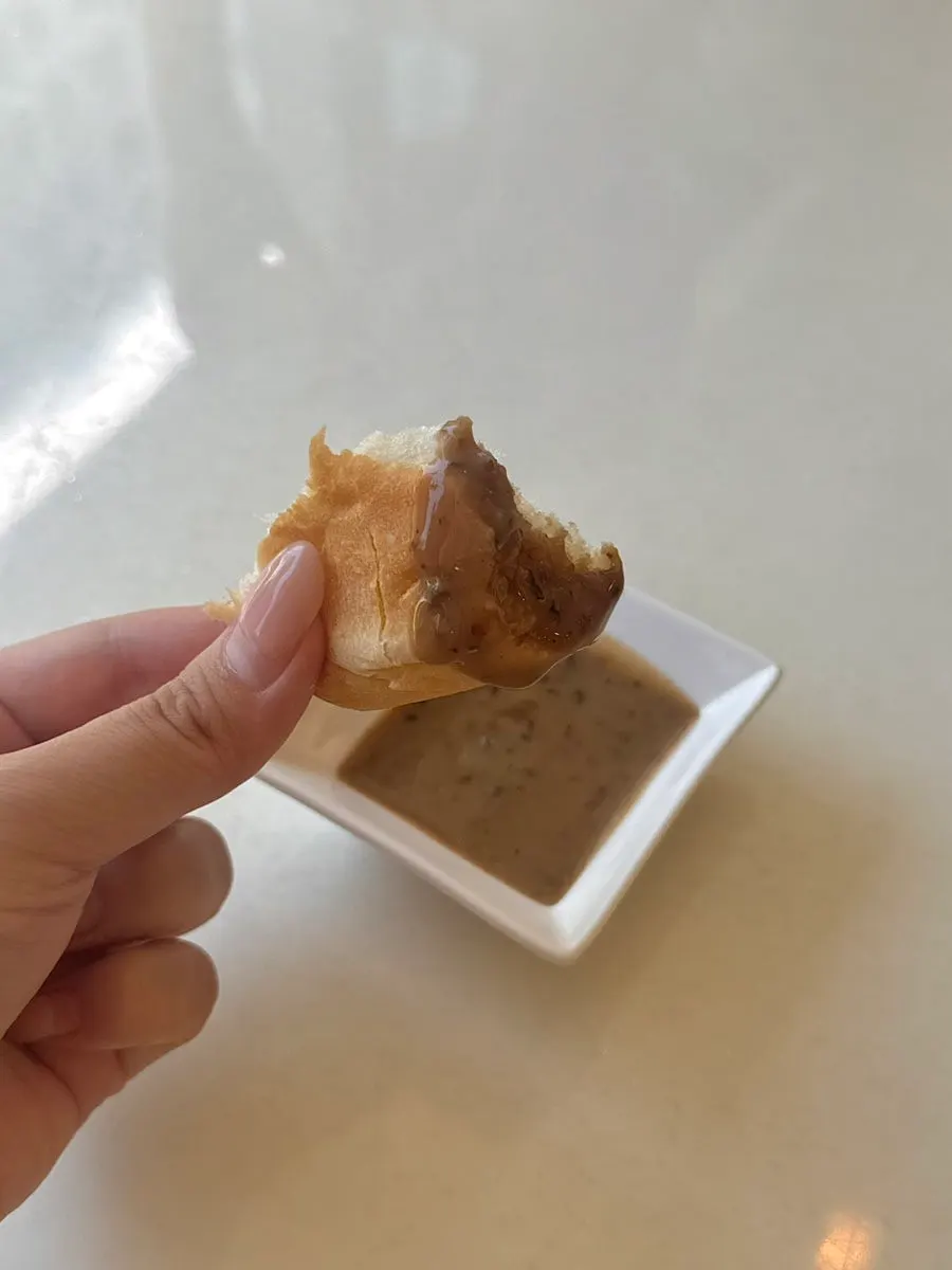 발사믹 소스에 찍은 식전빵