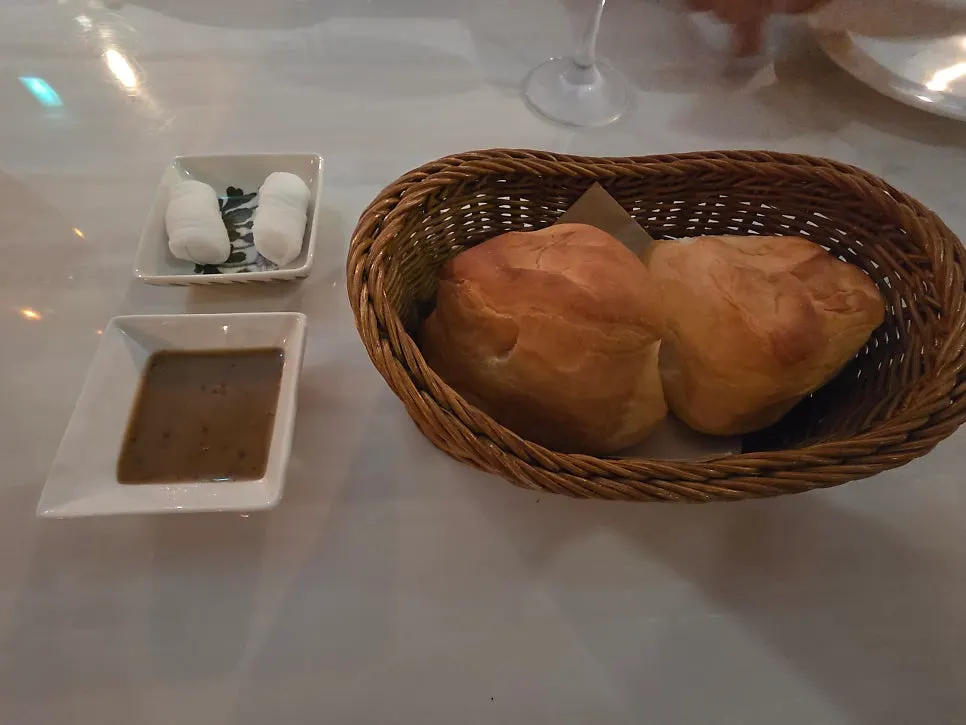 바구니에 담겨 나온 퀴진 알 식전빵과 소스