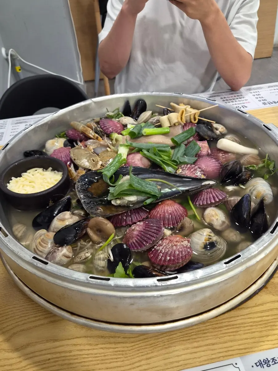 Table spread for the small-size giant clam hot pot