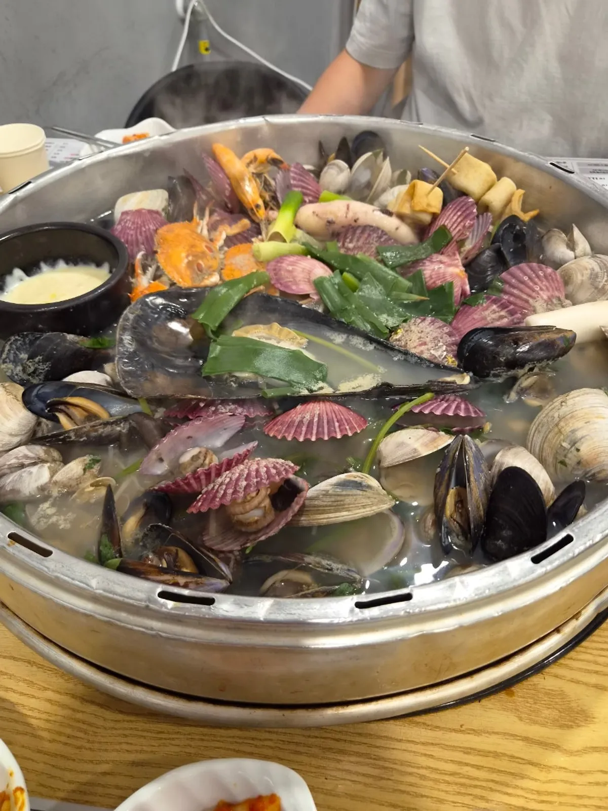 Well-purged clams and clear hot pot broth