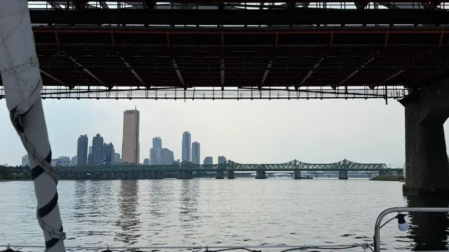 Han River yacht tour meeting rolling waves
