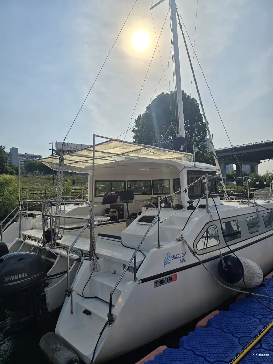 Boarding the Huminnho catamaran