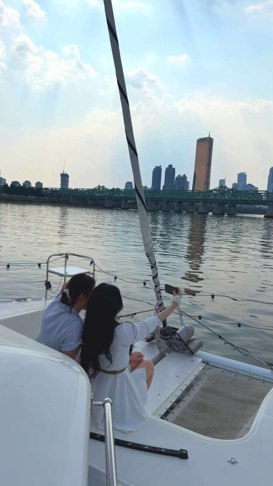 A photo spot on the yacht above the Han River