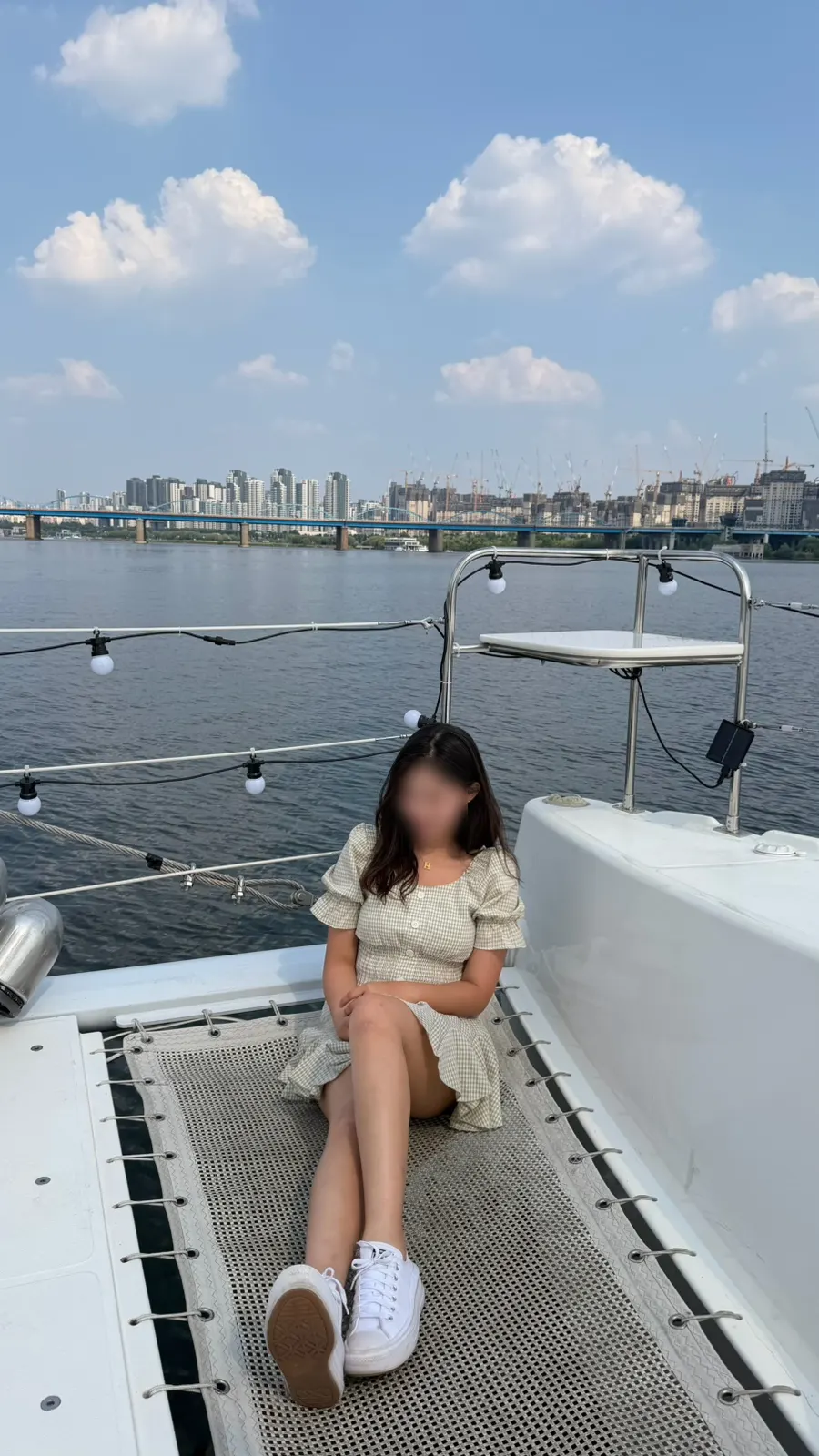 Han River yachting with wine