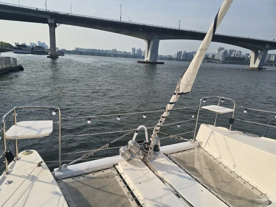 Huminnho traveling along the Han River