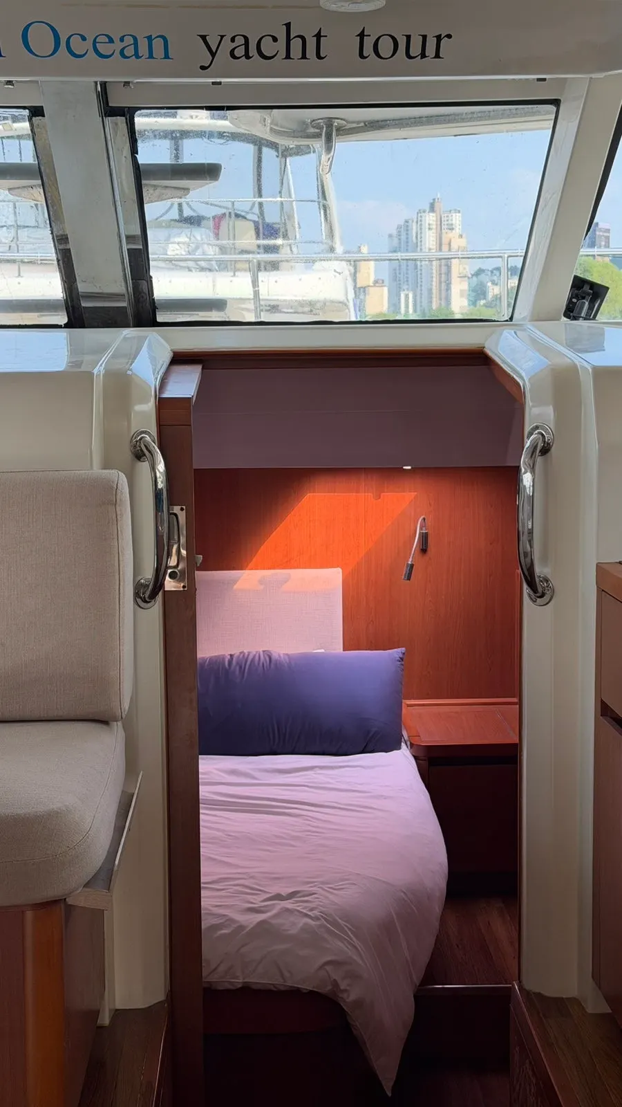 Sailing Paradise yacht on the Han River