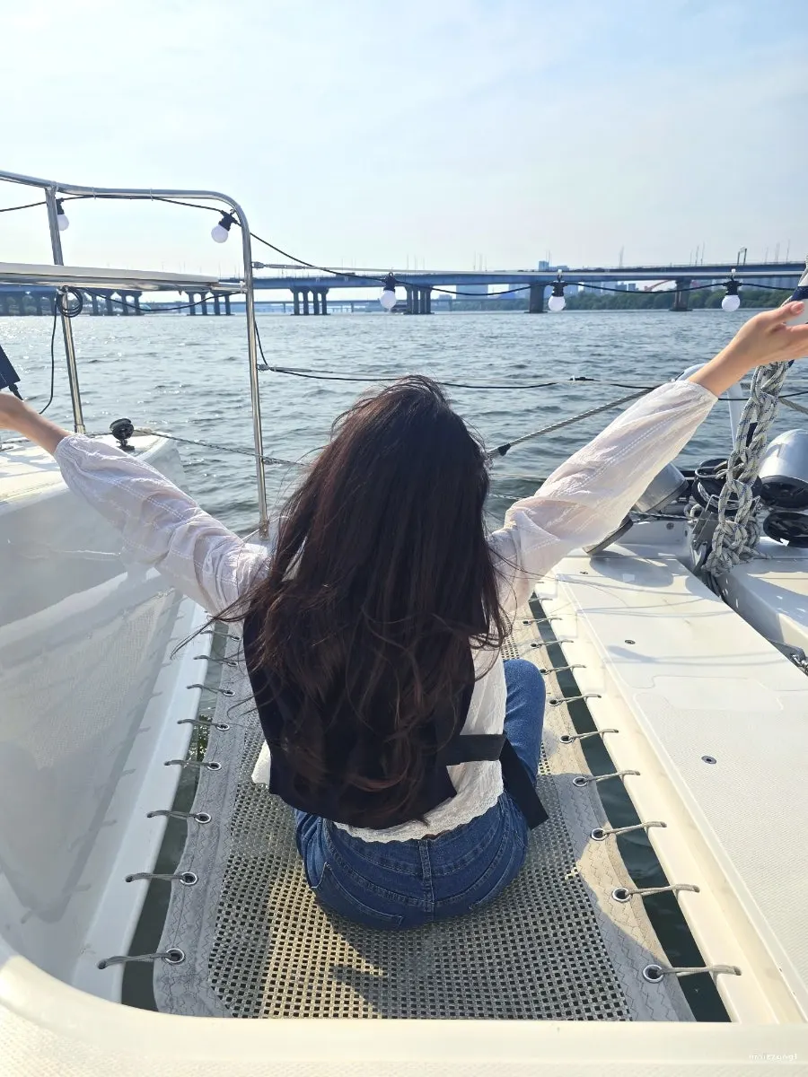 Han River yacht keeper photo in natural light