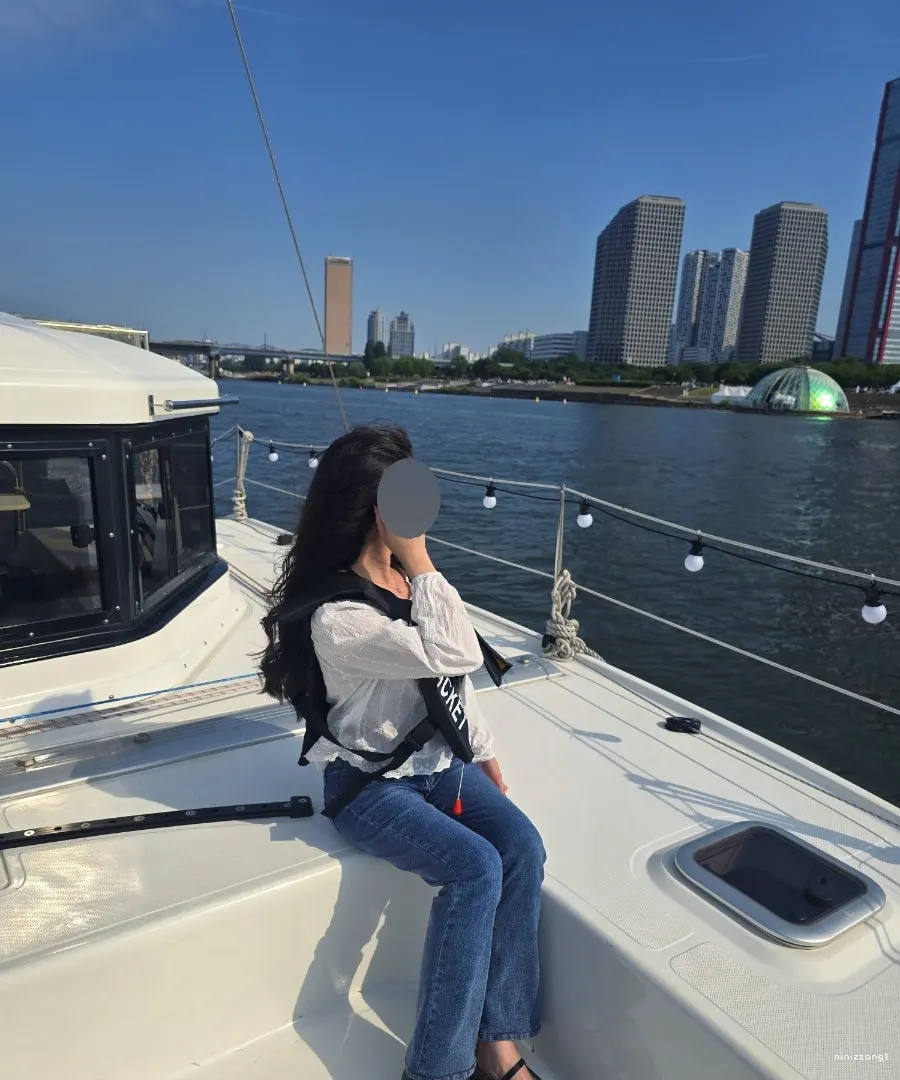 Yacht photo taken in the breeze