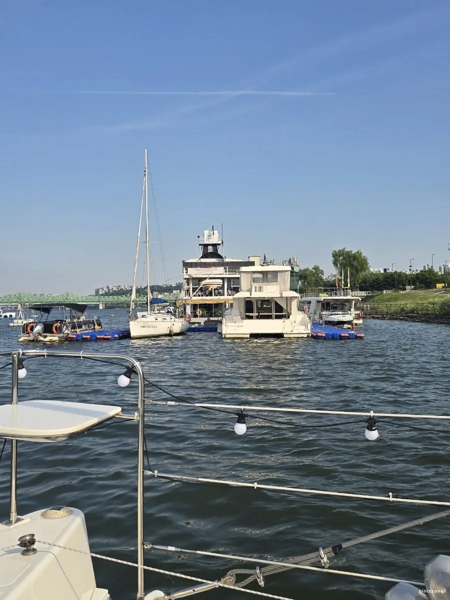 Han River yacht scenery returning to the marina