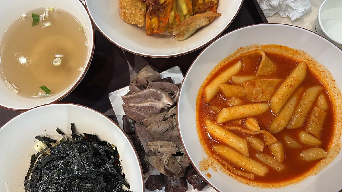 떡볶이 순대 튀김 주먹밥 상차림