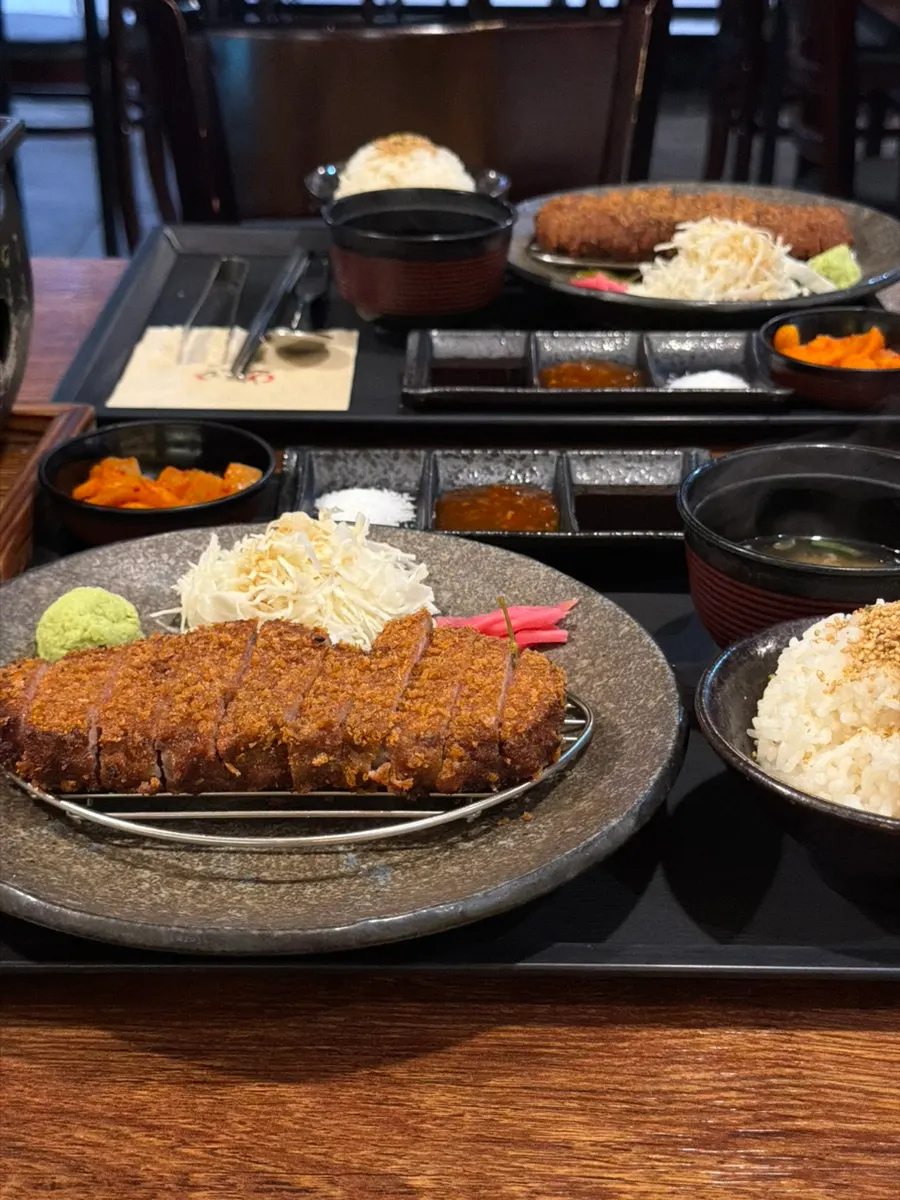 2인 테이블과 화로가 놓인 자리
