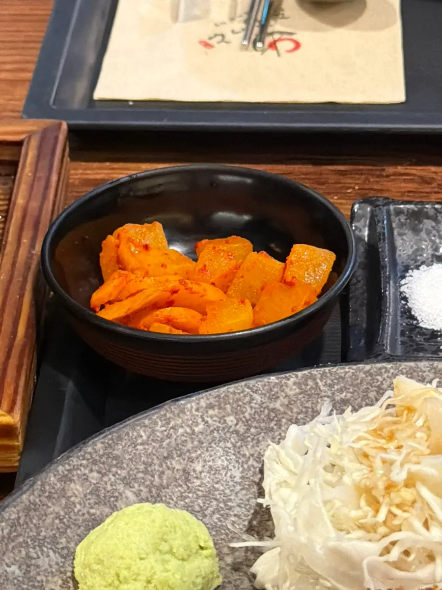 밥과 장국, 깍두기, 양배추 샐러드 기본 상차림