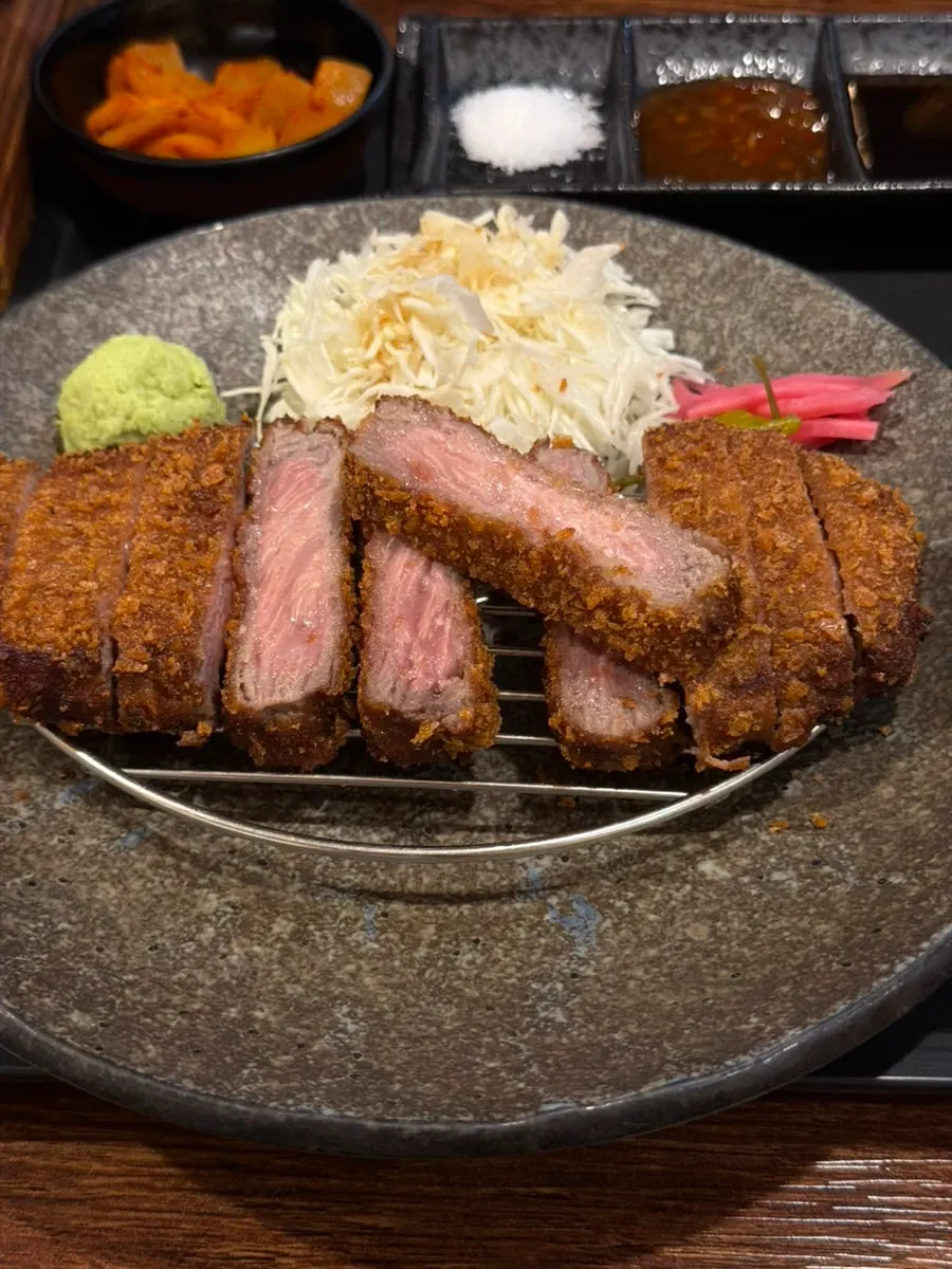 단면 마블링이 보이는 채끝살 규카츠