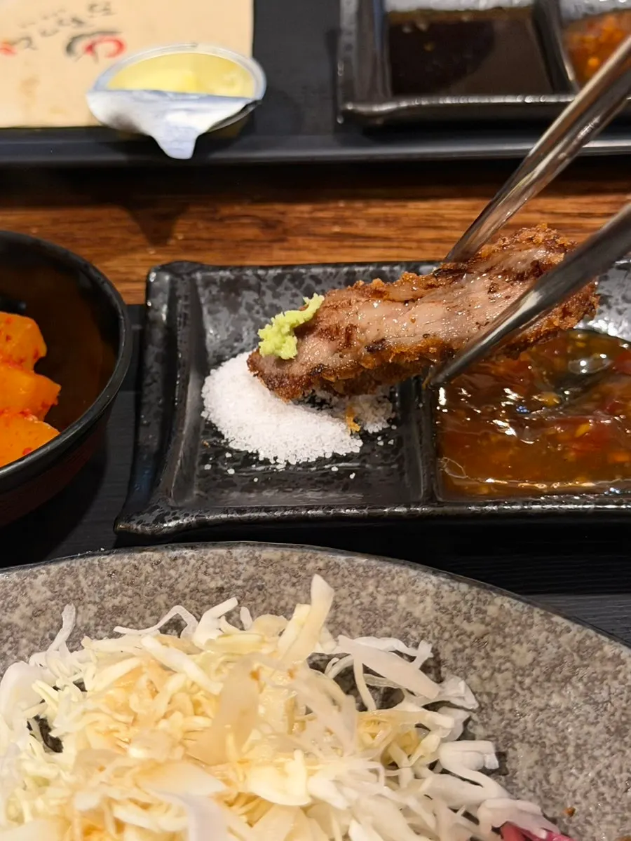 테이블 미니 화로에 규카츠 굽는 모습
