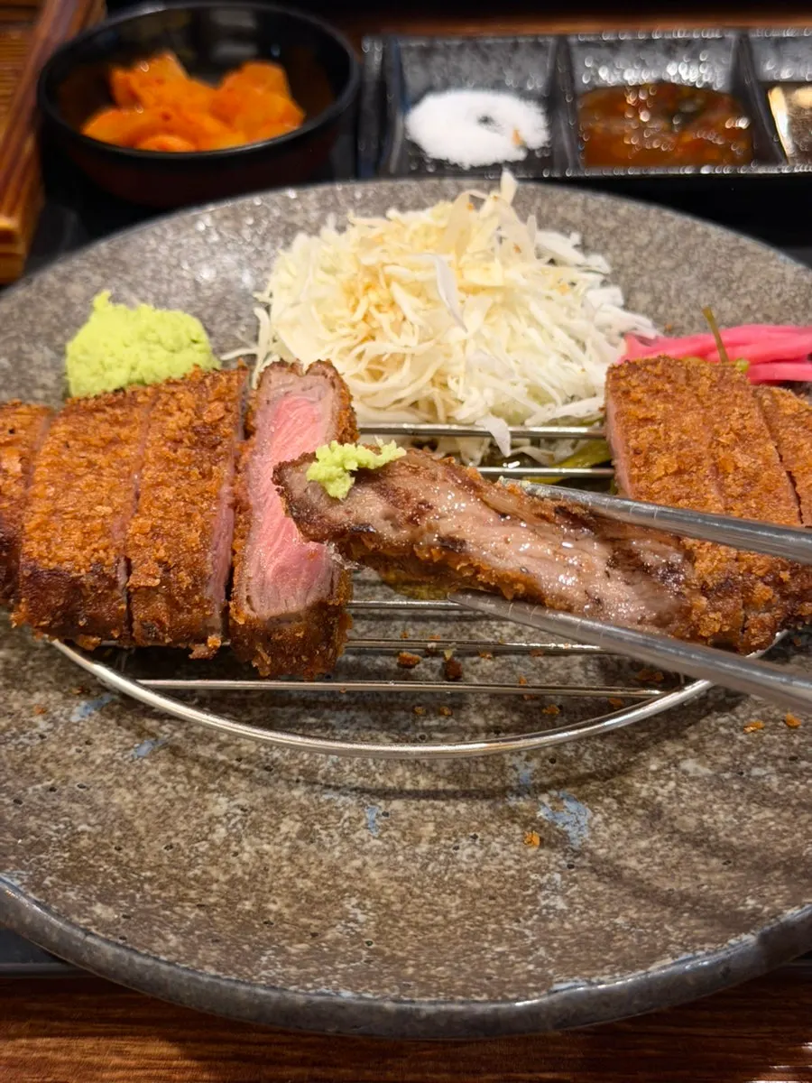 버터와 함께 구워진 규카츠 한 점