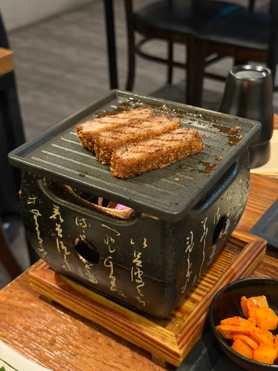규카츠 세트와 사이드가 함께 놓인 테이블