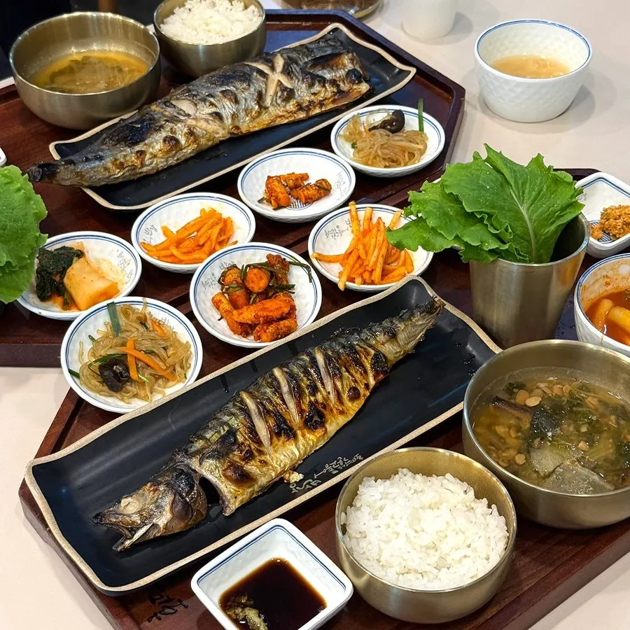Grilled fish set table spread at Hwadeogeuro Gan Godeungeo Bansang Yeouido