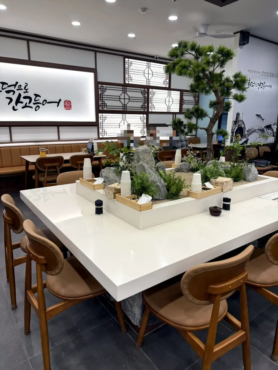 Spacious, comfortable dining room interior at the Yeouido branch