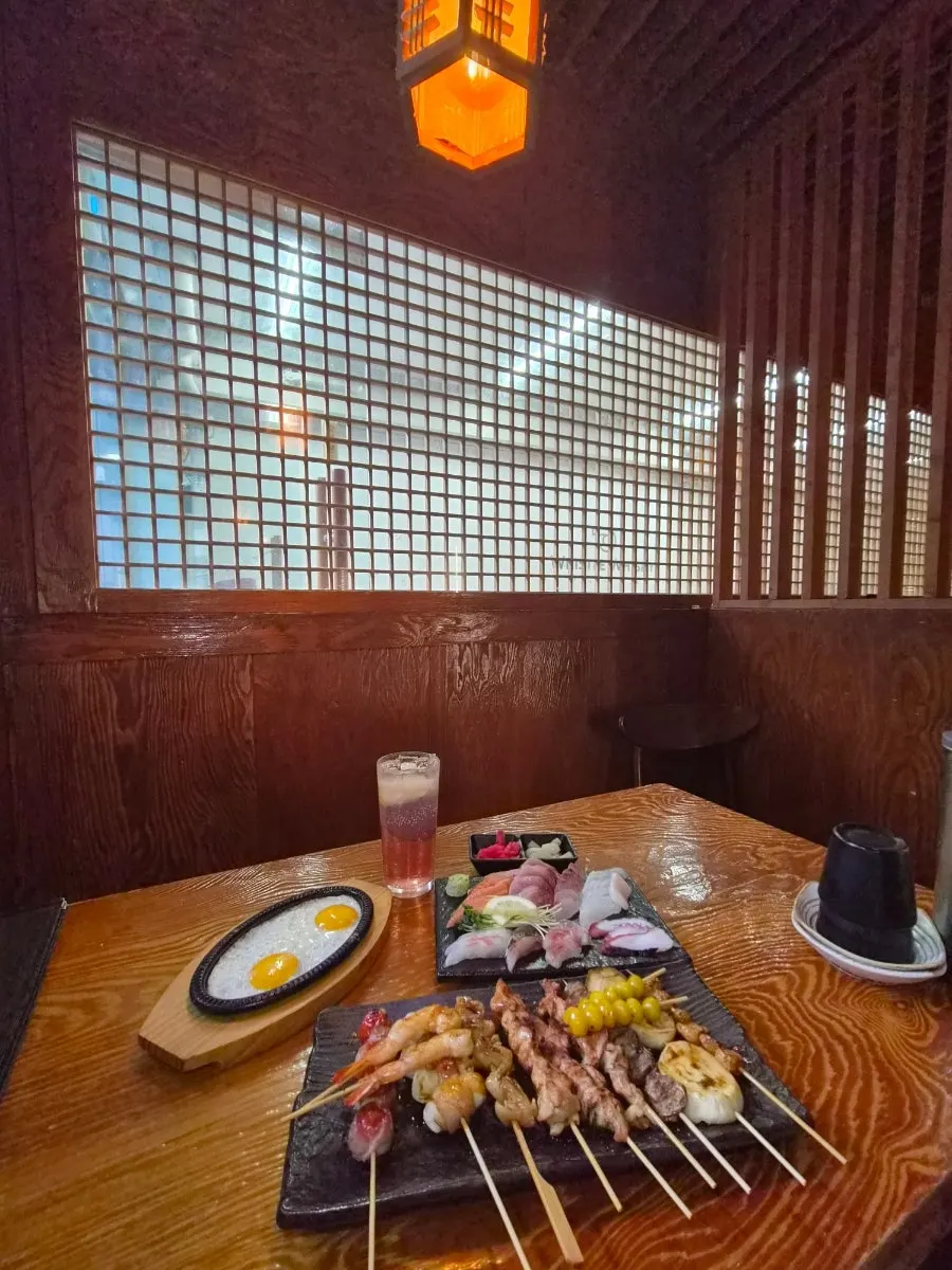 Comfortable interior atmosphere of the izakaya
