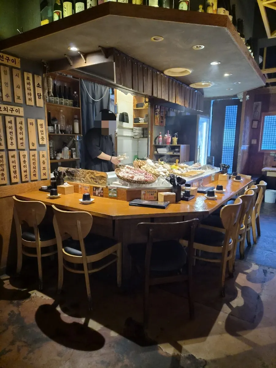 Semi-open seating and datchi space
