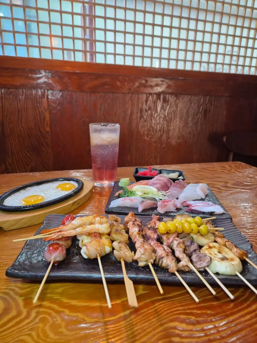 Sashimi and assorted skewer set on the table