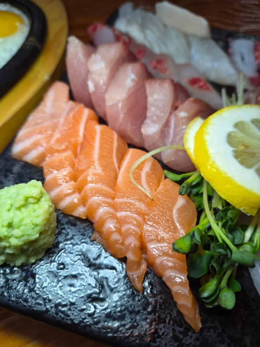 Sashimi plate served right after ordering