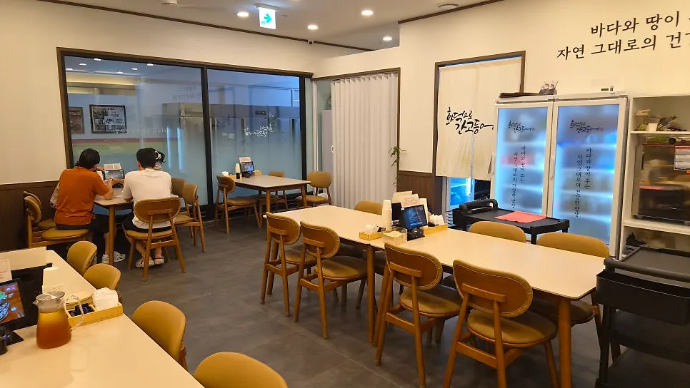 Dining hall with solo seats and group tables