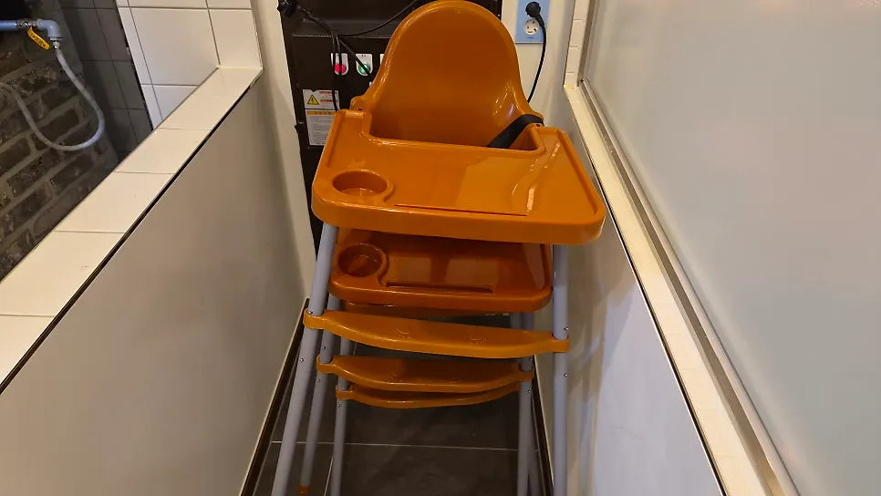 Seating that accommodates various group sizes