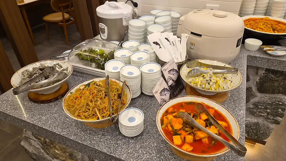 Self-bar with banchan and lettuce to take freely