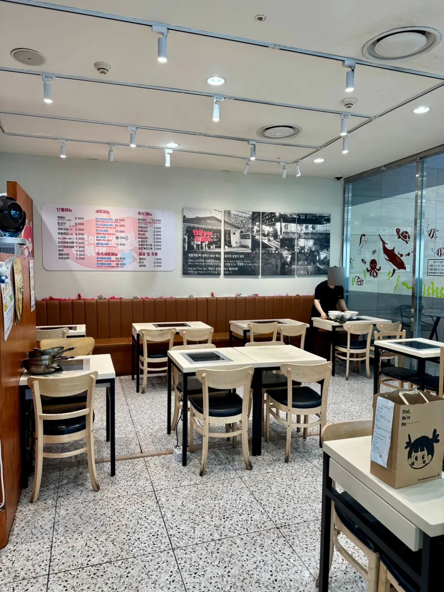 Indoor tables at Hyeonseonine IFC Mall Branch