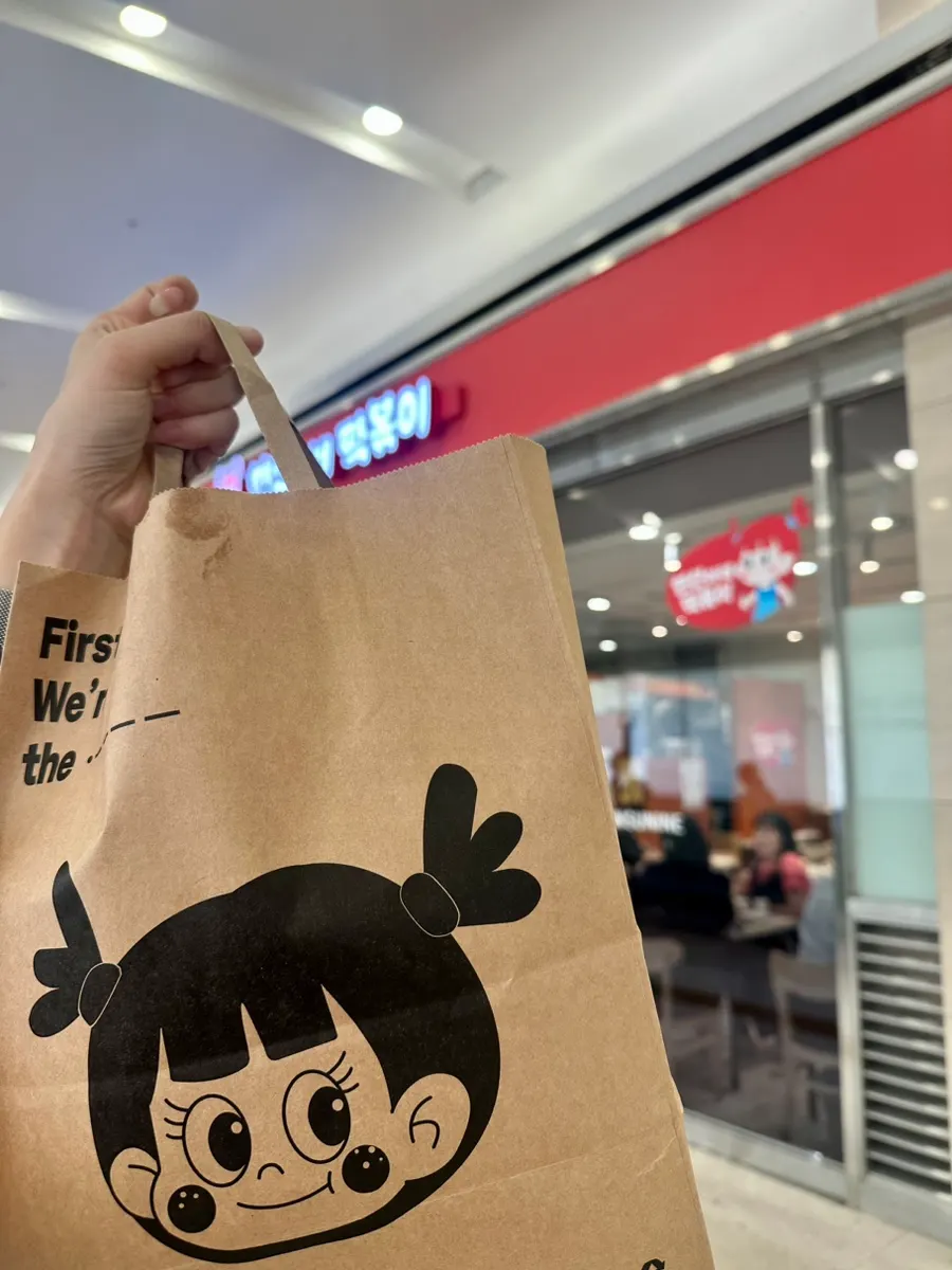 Takeout bag from Hyeonseonine to bring to Han River Park