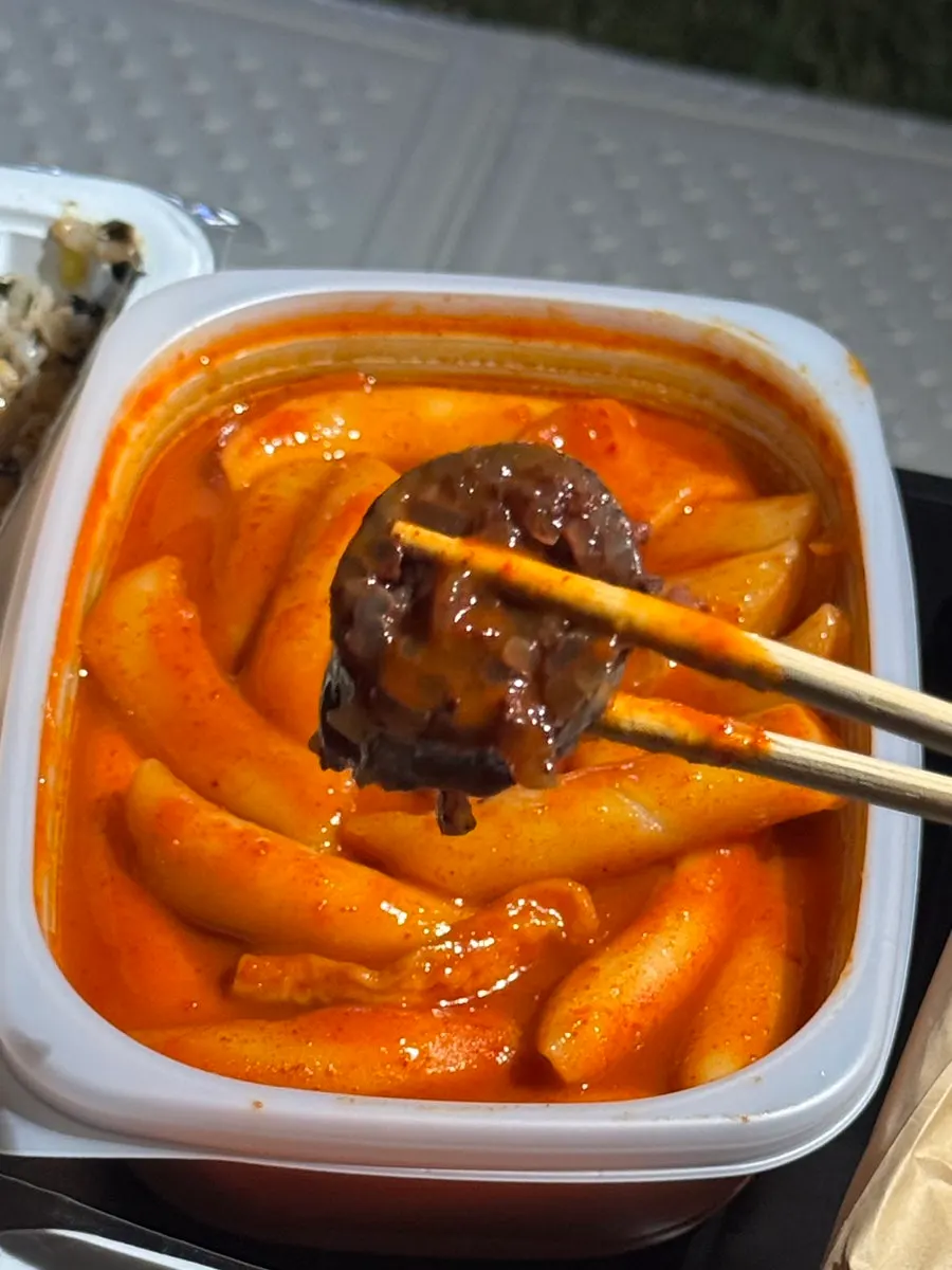 Plate of sundae and tteokbokki from the Hyeonseoni Set