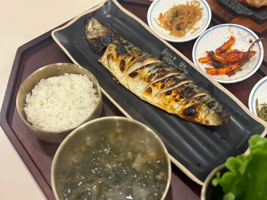 Grilled-fish set meal with side dishes