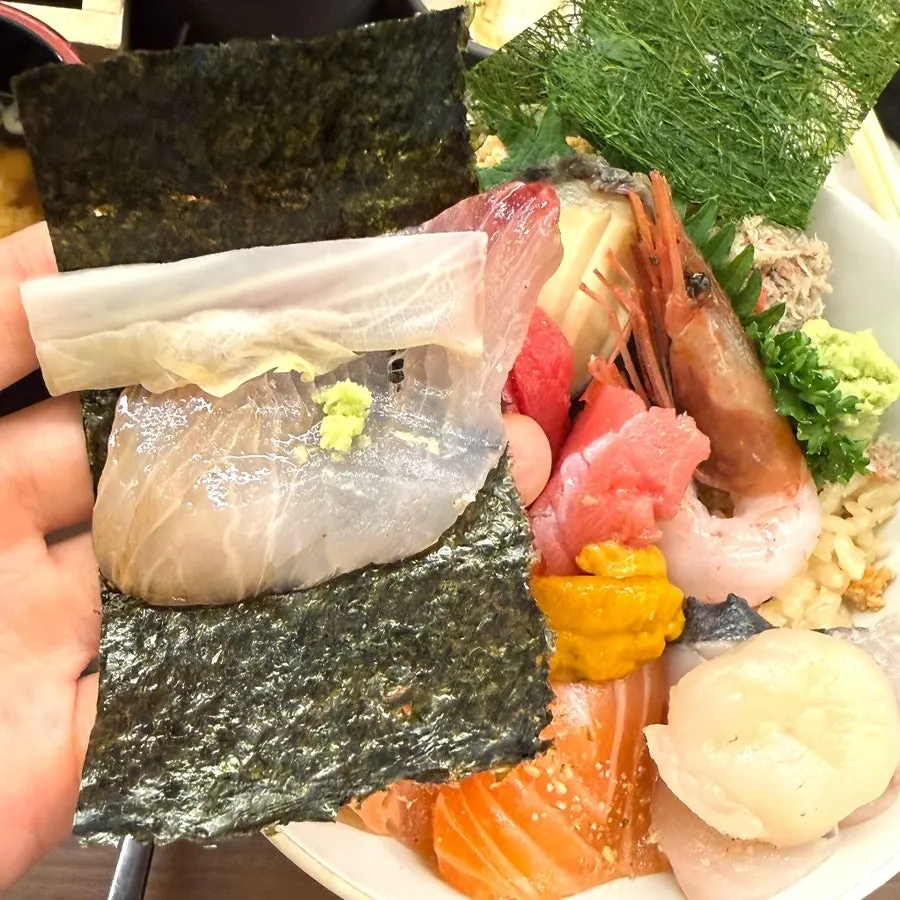 푸짐하게 썰린 사시미와 밥
