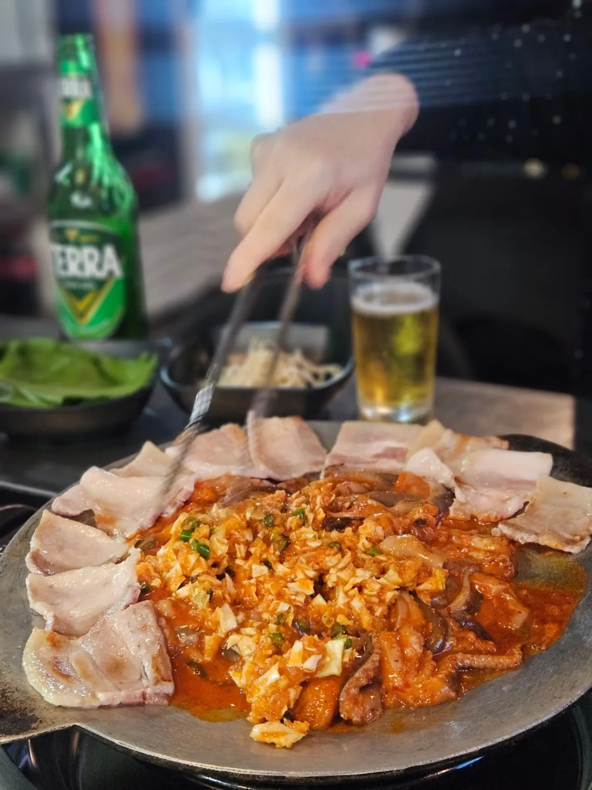 마늘을 올린 철판 쭈꾸미 삼겹