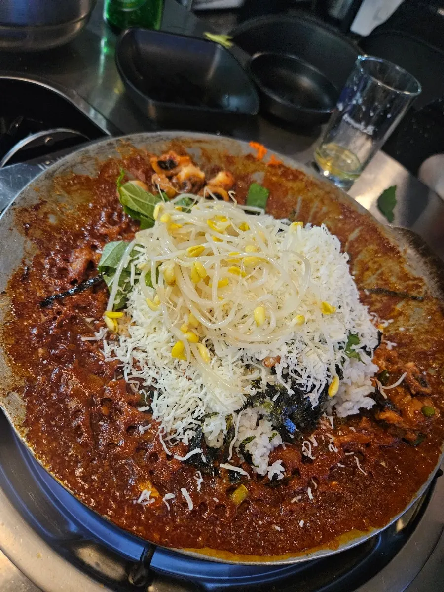 녹은 치즈를 올린 볶음밥 이미지