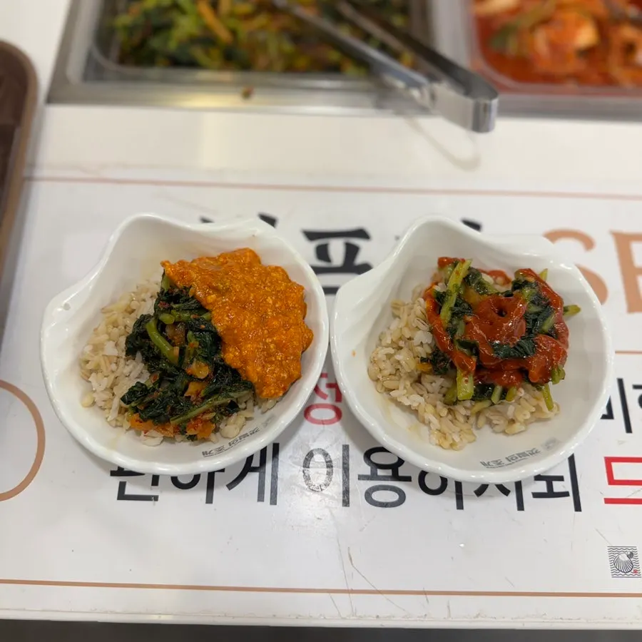Fresh kimchi and yeolmu kimchi side dishes