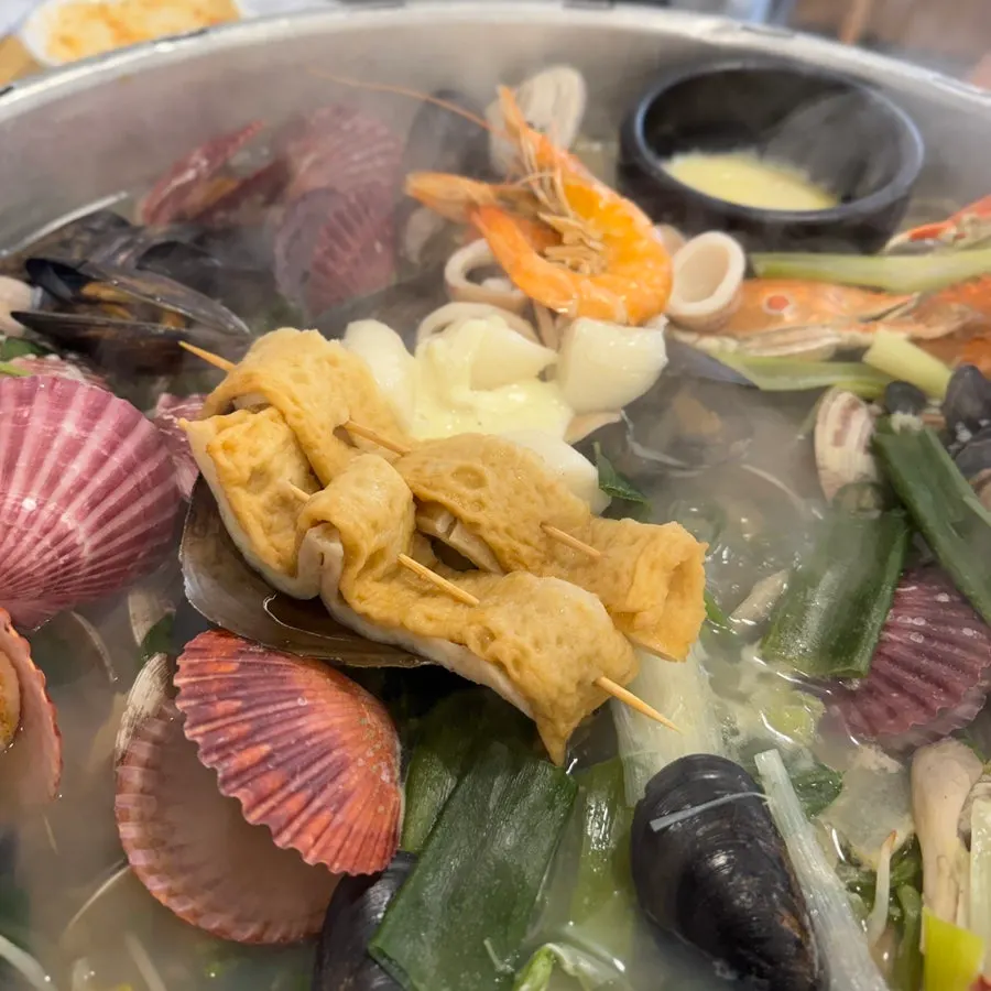 Pot of giant clam hot pot at a boil