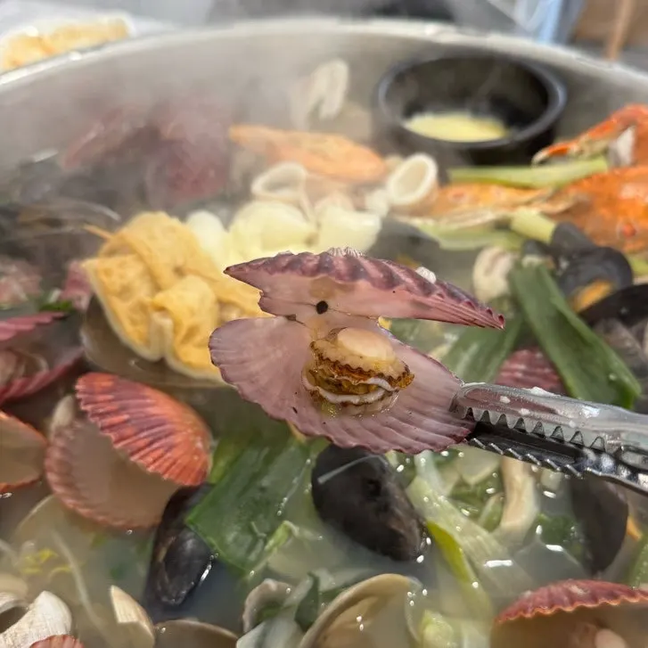 Fan mussel and abalone in the hot pot
