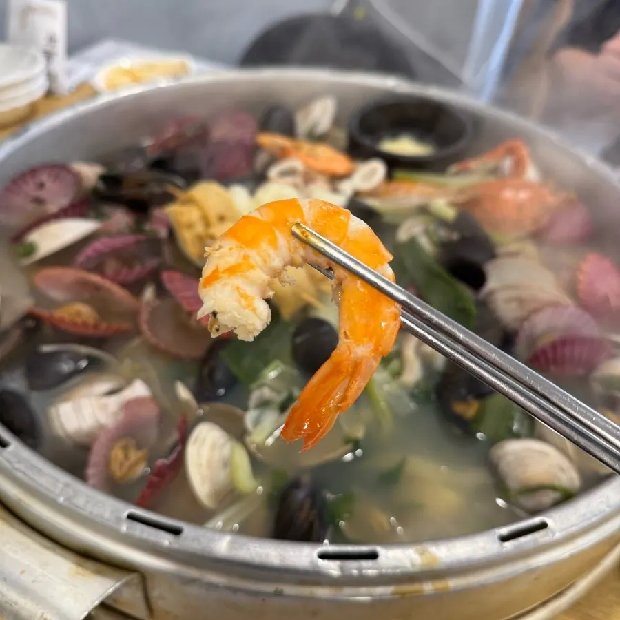 Scallops, hard clams and mussels in the clam hot pot