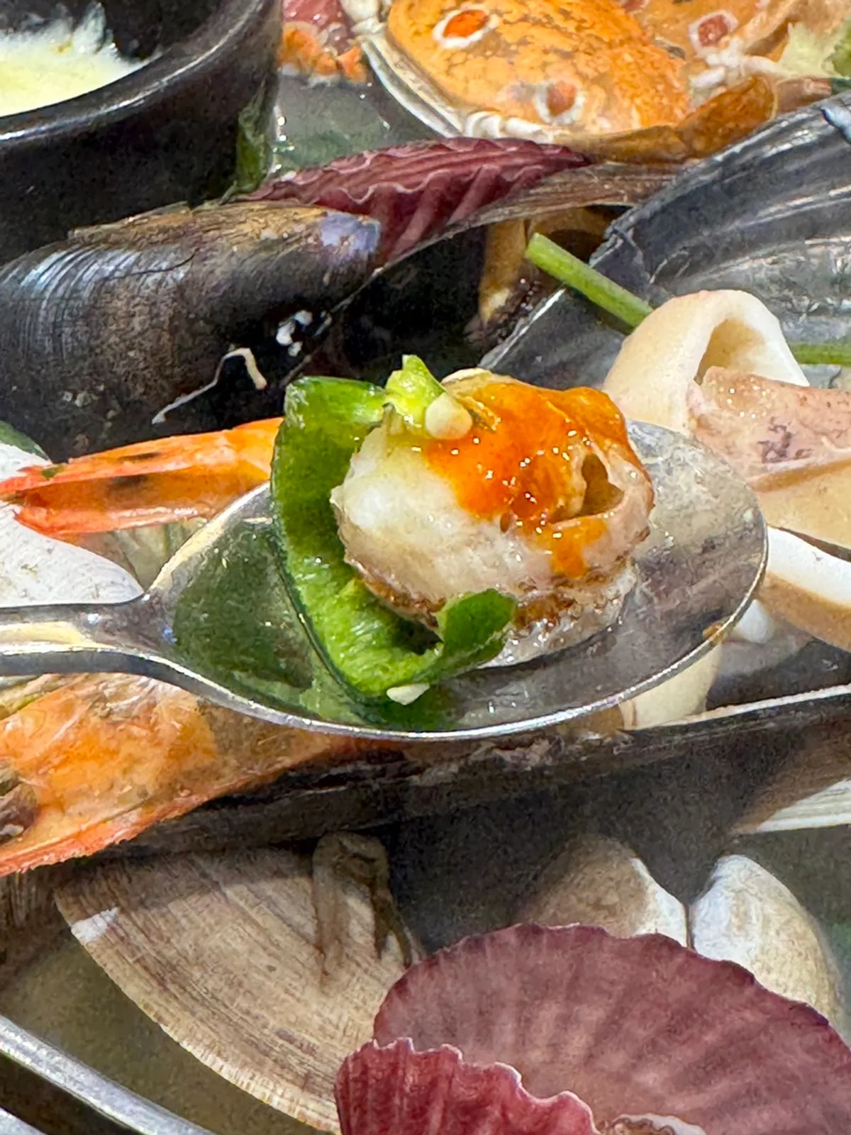 A full spread of the giant clam hot pot at Gaetbeol-ui Jogae Yeouido Main Branch