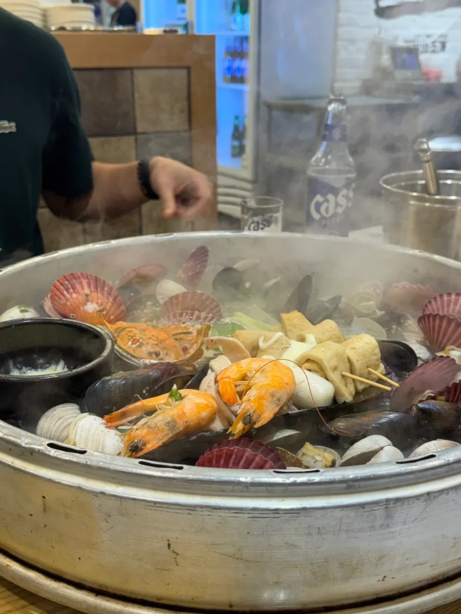 Fan mussel and scallop on top of the hot pot