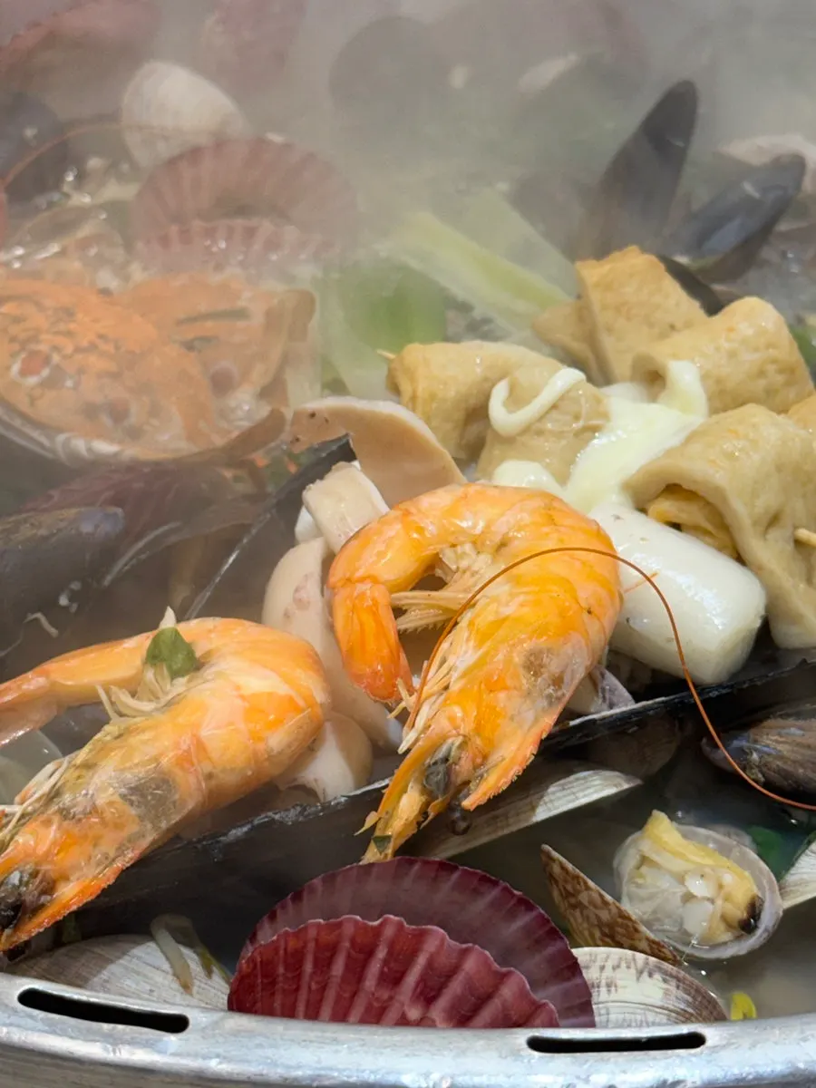 Mussels and shrimp in the clam hot pot
